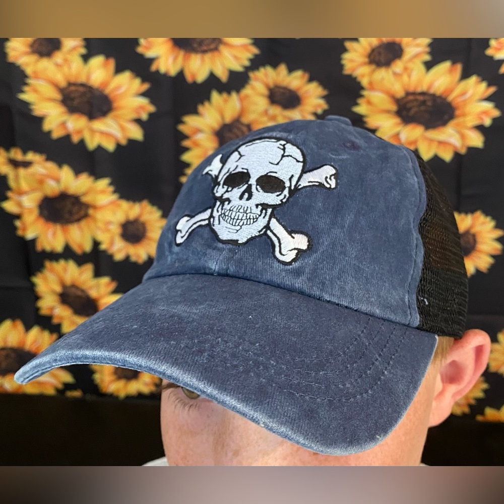 NWOT Skull and Crossbones SnapBack Baseball Hat
